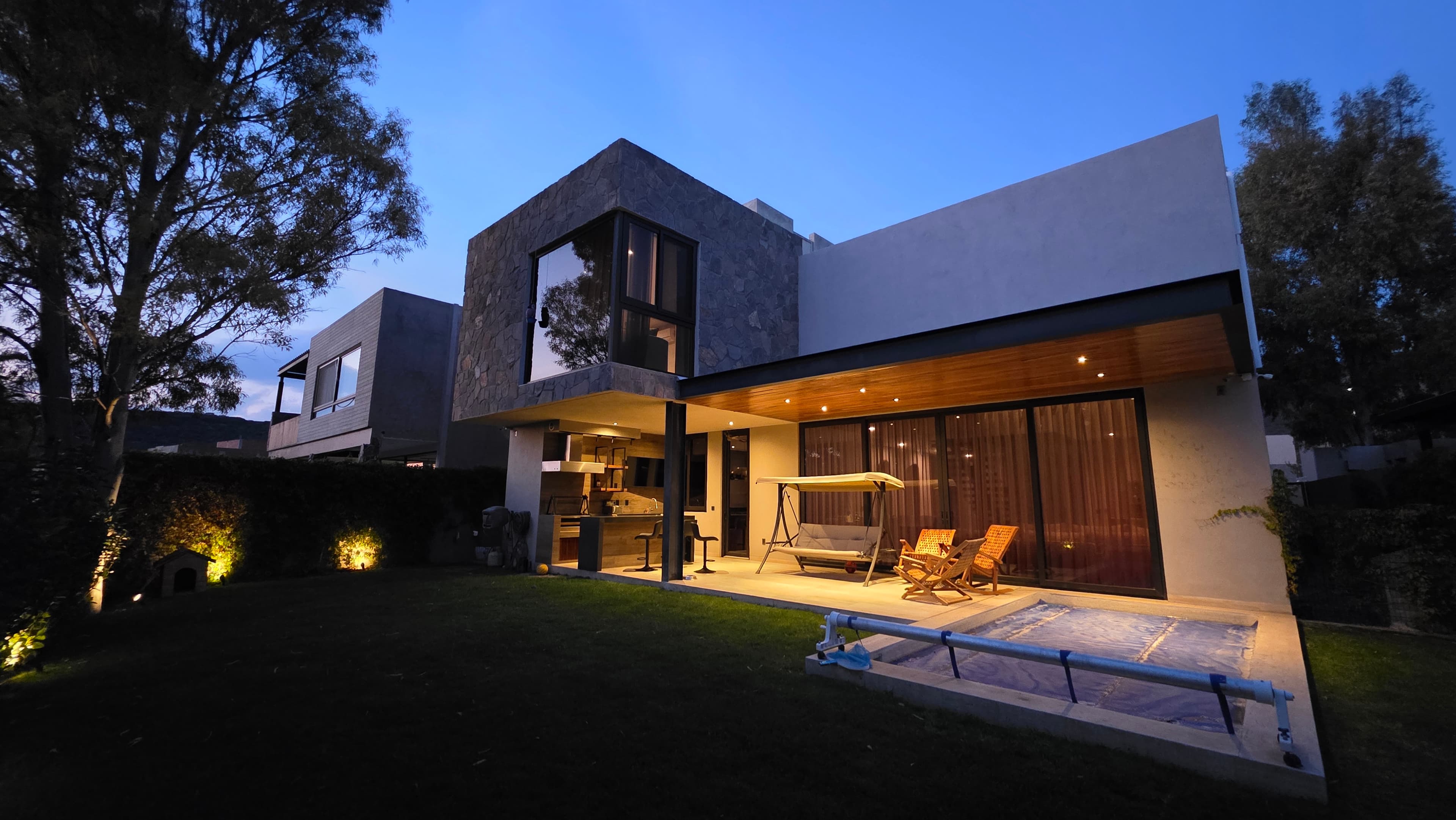Residencia contemporánea en hora azul, proyecto de Aarón Bolaños